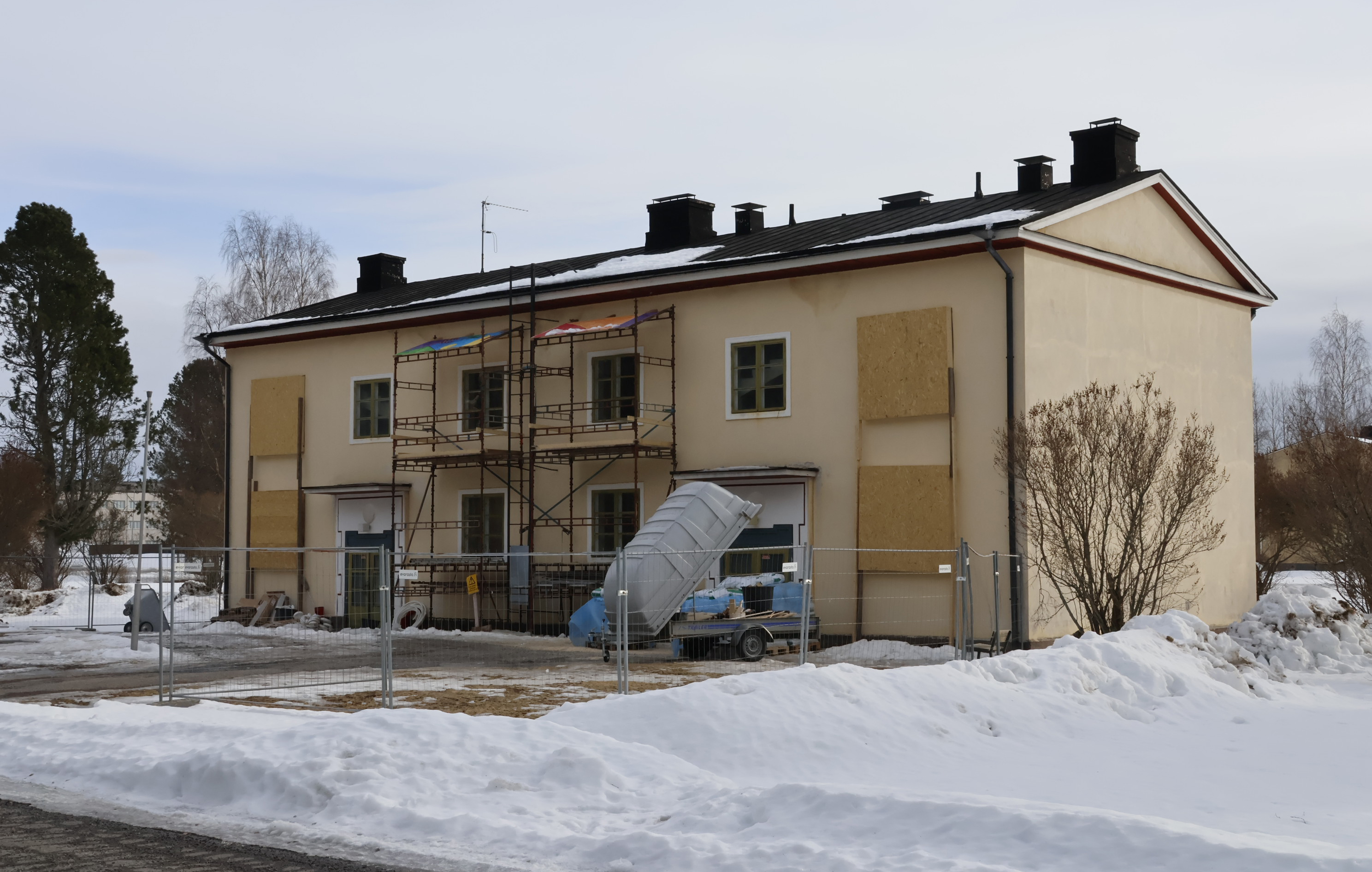 Entiseen aliupseerien asuintaloon saneerataan vuokrakoteja