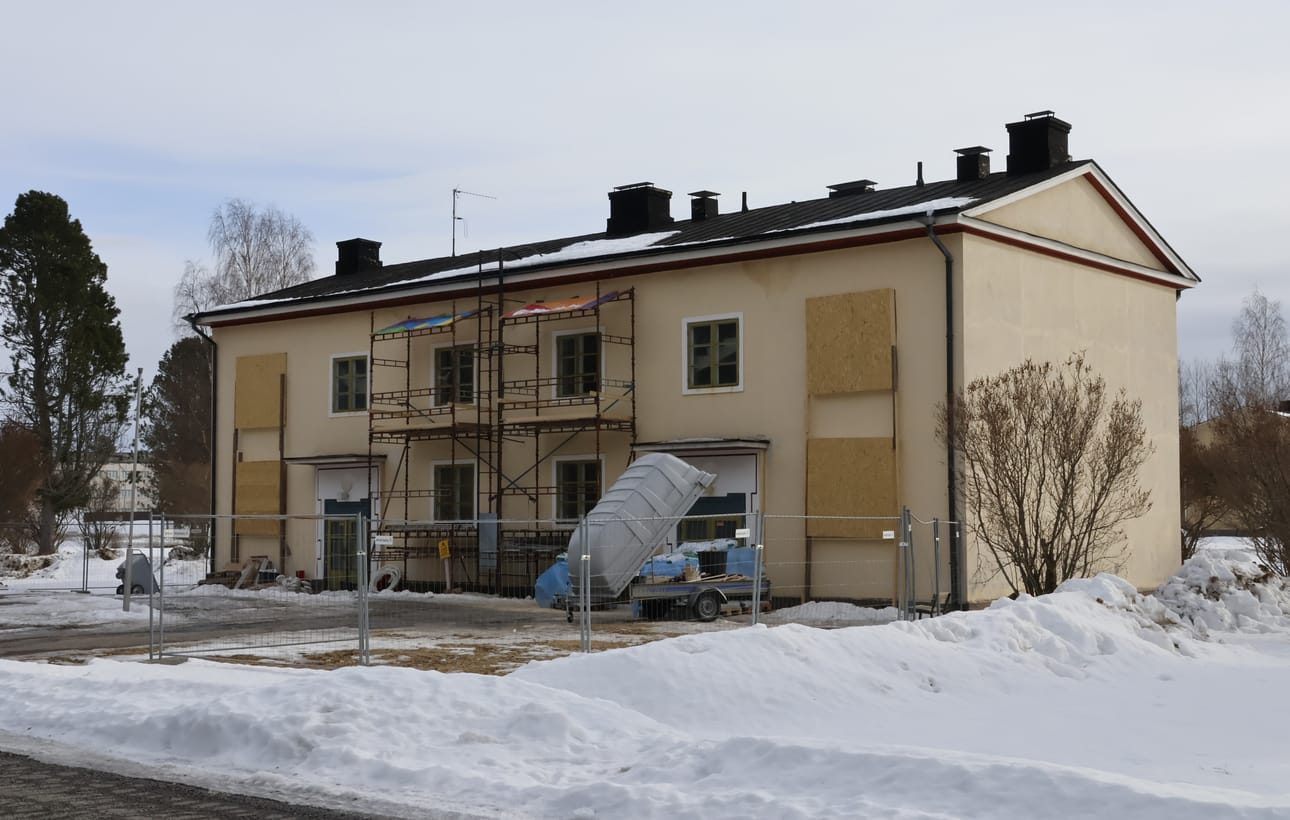 Ilmailukoulu muutti Santahaminasta Kauhavalle vuonna 1929. Nyt remontissa oleva, alun perin aliupseereja varten rakennettu kaksikerroksinen asuintalo valmistui tiettävästi vuonna 1930.