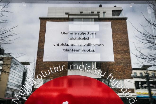Koronaepidemian alussa tartuntojen kasvua estettiin Suomessa kovilla rajoituksilla ja yhteiskunnan sulkemisella. Kuva huhtikuulta 2020 Oulusta.