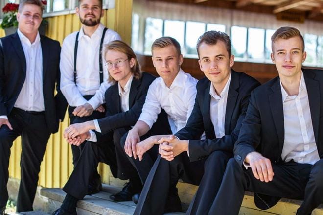 Juho Eskola, Pekka Oravuo, Samuel Järvinen, Aleksi Yli-Sissala, Aleksi Laukkonen ja Eero Nummela Laurilan lavalla Marttilassa. KUVA: KATJA TAMMINEN