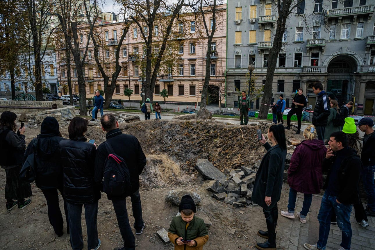 Kiovan keskustassa ihmisiä kerääntyi keskiviikkona puistoon katsomaan Venäjän maanantaisen iskun tuhoja. LEHTIKUVA/AFP