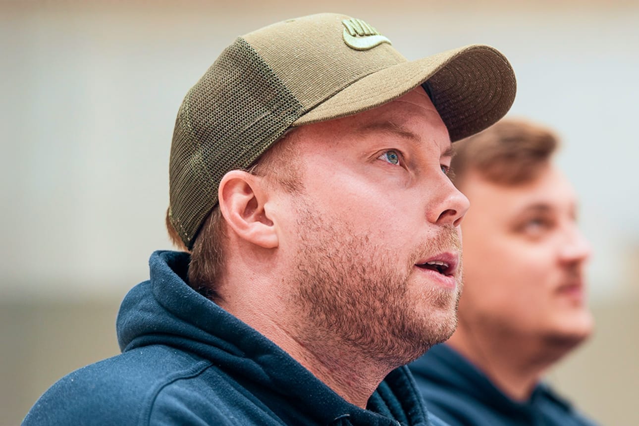 Tomi Kuronen (etualalla) on ollut AC Oulu Volleyn tarinan keskeisiä rakentajia. Vaikka Kurosen titteli oli urheilutoimenjohtaja, hänen työnkuvansa seurassa ehti muotoutua monipuoliseksi hallituspestiä myöten.