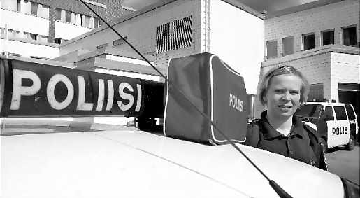 Kun hätä on suurin, apu on lähellä. Vanhemman konstaapelin Anu Kalliaisen ensiaputaidot tulevat selkäytimestä. Hän on aiemmalta ammatiltaan sairaanhoitaja.