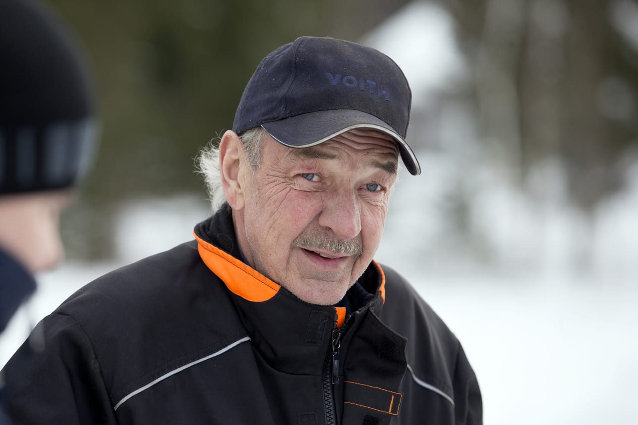 Aimo Korpela pitää kilometrin mittaista rataa puhtaana ja ajokelposena.