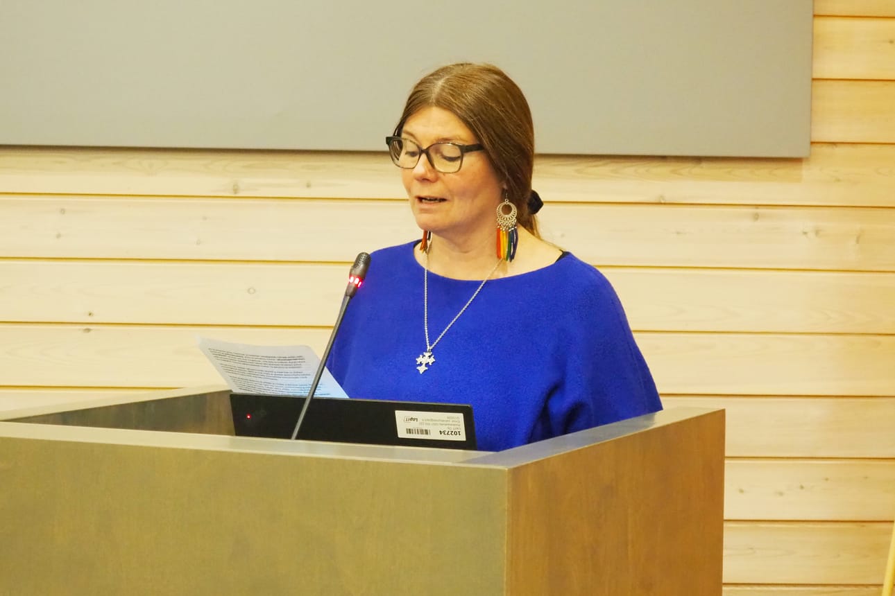Kemijärven valtuuston puheenjohtaja Sirpa Iivari (YKyl.) toivoi valtuutetuilta ensi vuoteen sinnikkyyttä, keskusteluja, yhteistyötä ja kaikkien osaamisen ottamista käyttöön.
