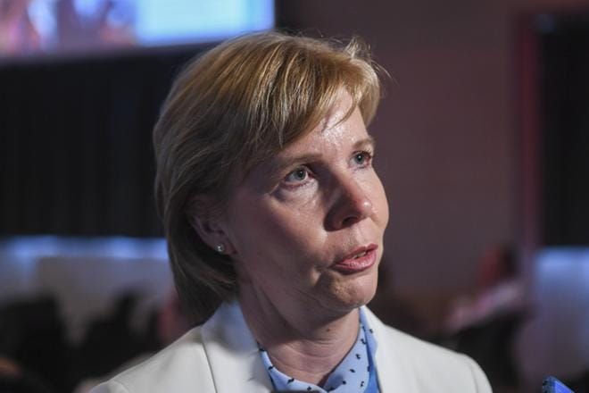 RKP:n puheenjohtaja Anna-Maja Henriksson toivoo, että suomenruotsalaisten naisten kampanjointi seksuaalista häirintää vastaan lisää kaikkien suomalaisten keskustelua ongelmista. KUVA: COMPIC/KIMMO BRANDT