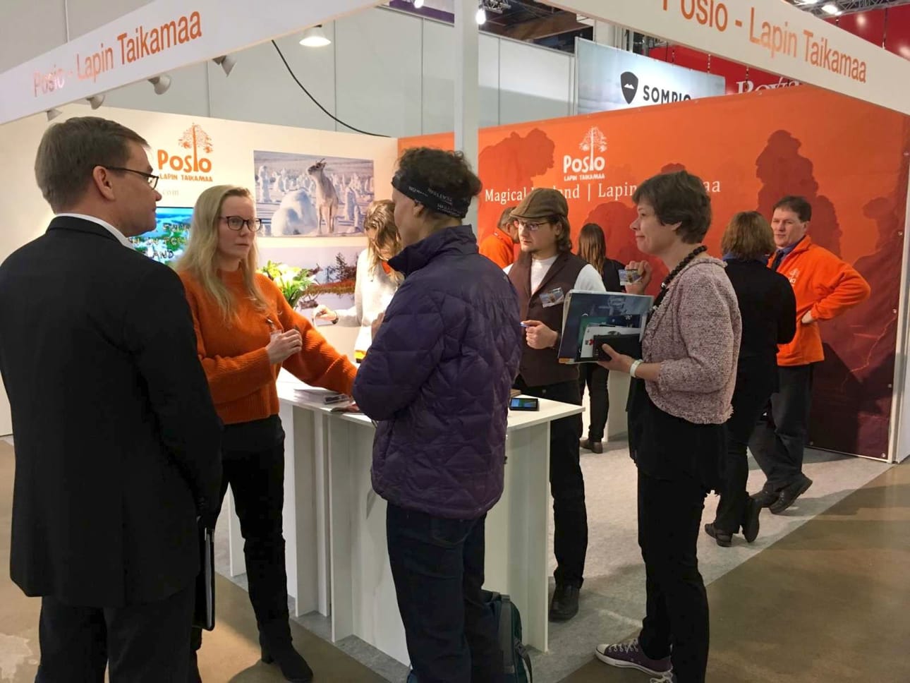 Posion osastolla kävi tasaiseen tahtiin kuhina kaikkina messupäivinä. Elinkeinokoordinaattori Veli-Matti Ruotsalainen (vas.) ja matkailukoordinaattori Marja Hannula palvelemassa messuyleisöä.