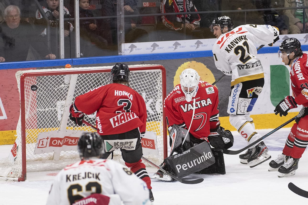Otto Karvinen pujotteli tekopaikkaan aivan toisen erän lopulla ja upotti kiekon JYP-maalin yläkulmaan maalivahti Eetu Laurikaisen taakse.