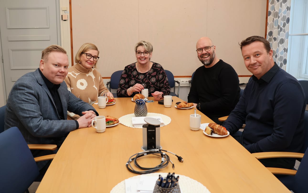 Antti Kurvinen, Paula Risikko, Anne Rintamäki, Kim Berg ja Janne Jukkola kuulivat LSK Business Parkissa muun muassa, että Lakia-Jukolan aluetaloudelliset vaikutukset on arvioitu 8 miljoonan euron suuruisiksi.