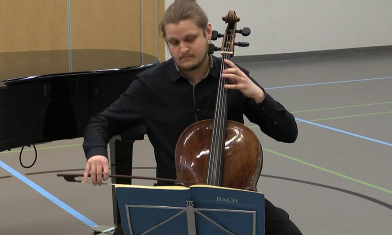 Tatu Ahola tulkitsi Johann Sebastian Bachin musiikkia.