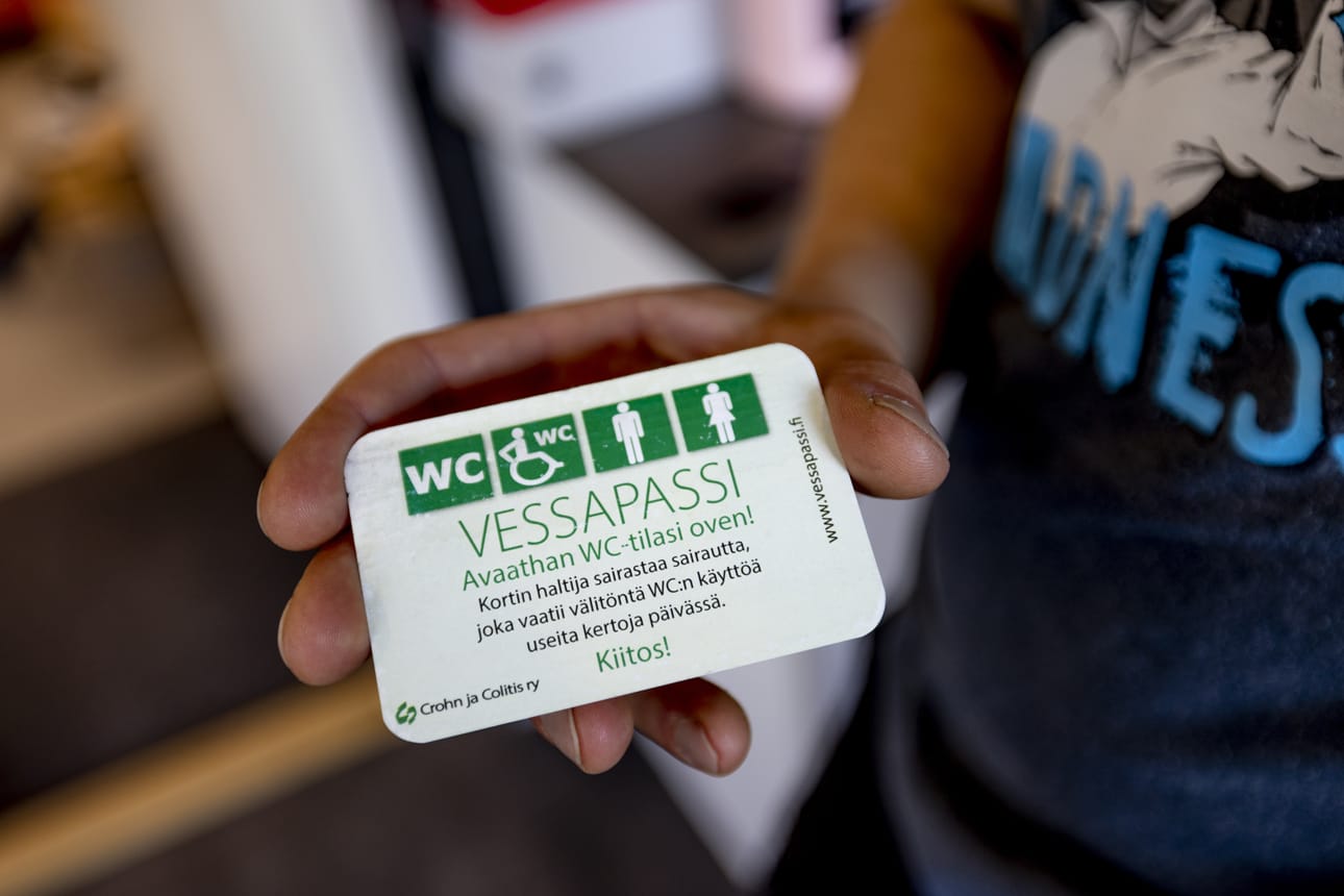 Vessapassi tuo mielenrauhaa ja rohkeutta liikkua oman kodin ulkopuolella. Sen avulla vessaan pääsee helpommin asiaa sen kummemmin selittelemättä.