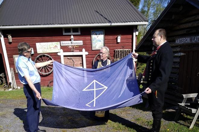 Anteron aittamuseon salkoon nousseen lipun vihki pastori Pekka Helakallio ja häntä avustivat Juhani Mattila ja Reijo Hongisto. KUVA: TEUVO MÄKELÄ