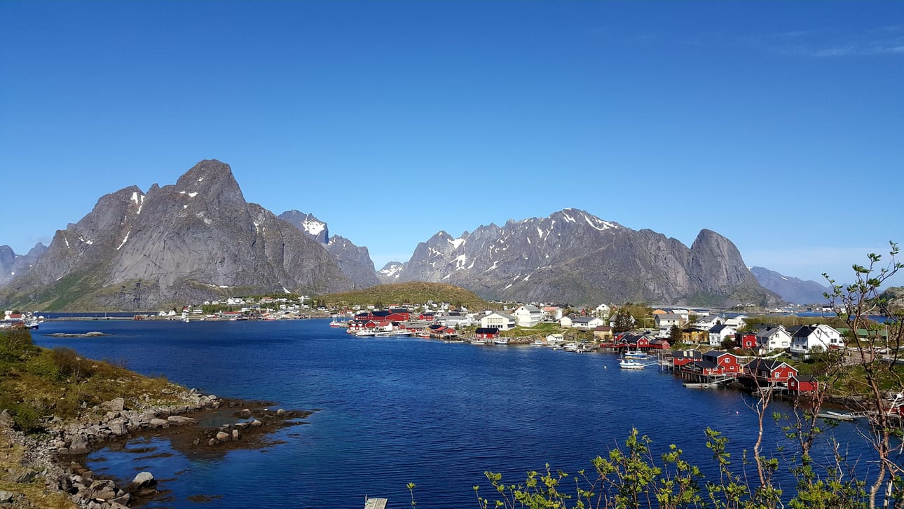 Sörvågenin pikkukylä huikeissa maisemissa.