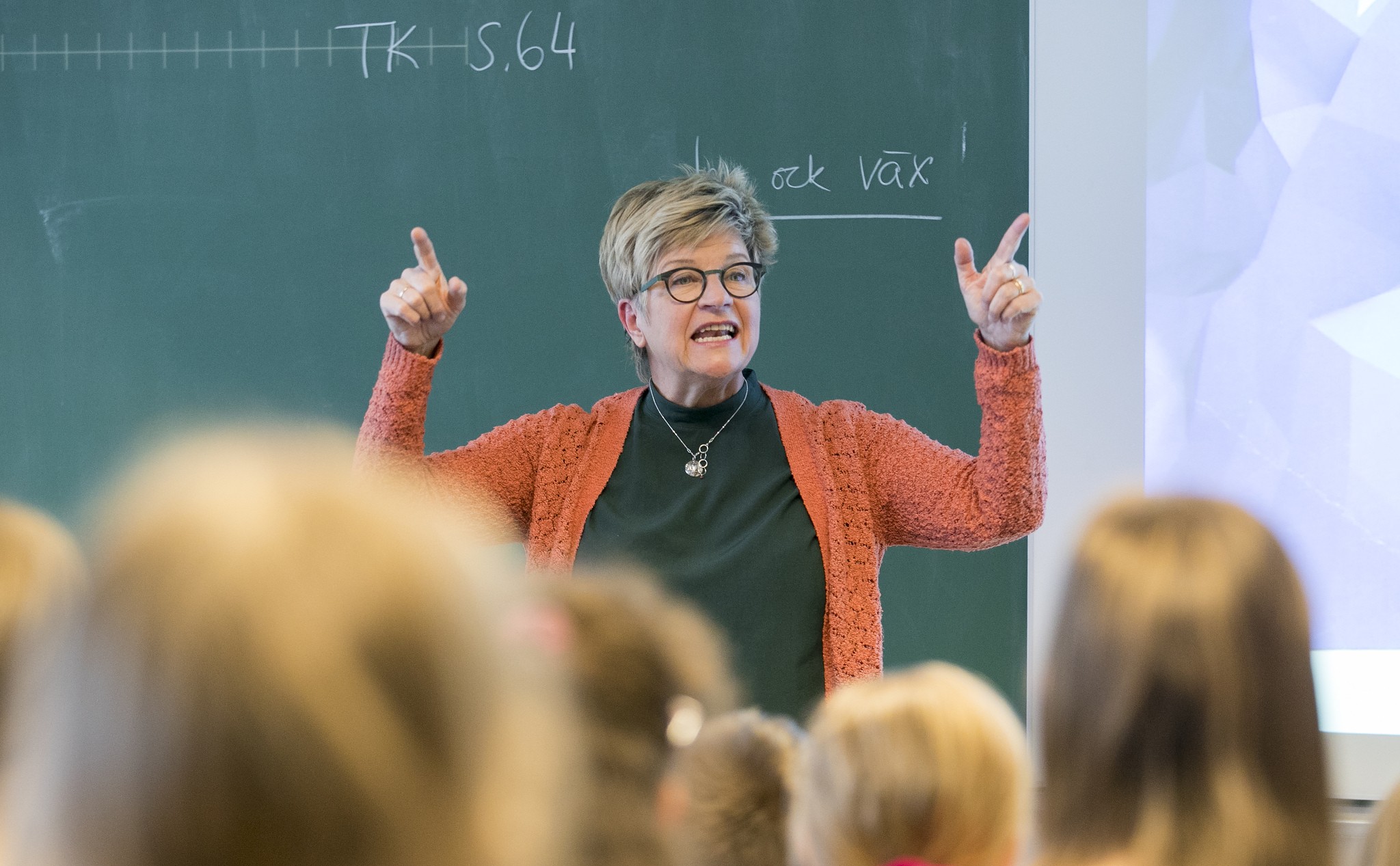 "Ooppera on kirjoitettu kolmiääniselle lapsikuorolle, mutta me pelaamme tässä yhdellä äänellä. Näin saamme kuoro-osuuksiin voimaa, iskevyyttä ja uskottavuutta", Marja Koskivirta sanoo.