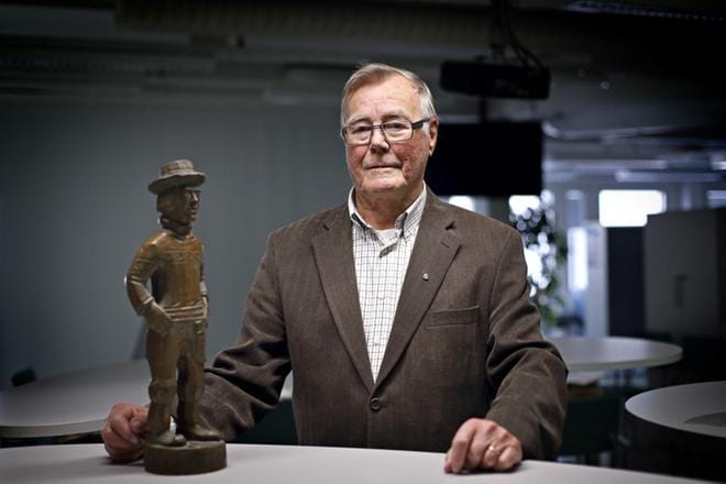 Pieniä Yrittäjä-Jussi-patsaita ehdittiin jakaa kaikkiaan 97 kappaletta vuosina 1971–1990. - Pronssinen patsas oli aikanaan hyvin arvostettu. Sen saaminen oli kunnia-asia, Antti Puska sanoo. Pohjalaista yritteliäisyyttä symboloineesta pienoispatsaasta tehtiin kolmimetrinen näköiskopio. Antti Puska luovutti sen Seinäjoen kaupungille vuonna 1984. KUVA: KARI LÖFHJELM