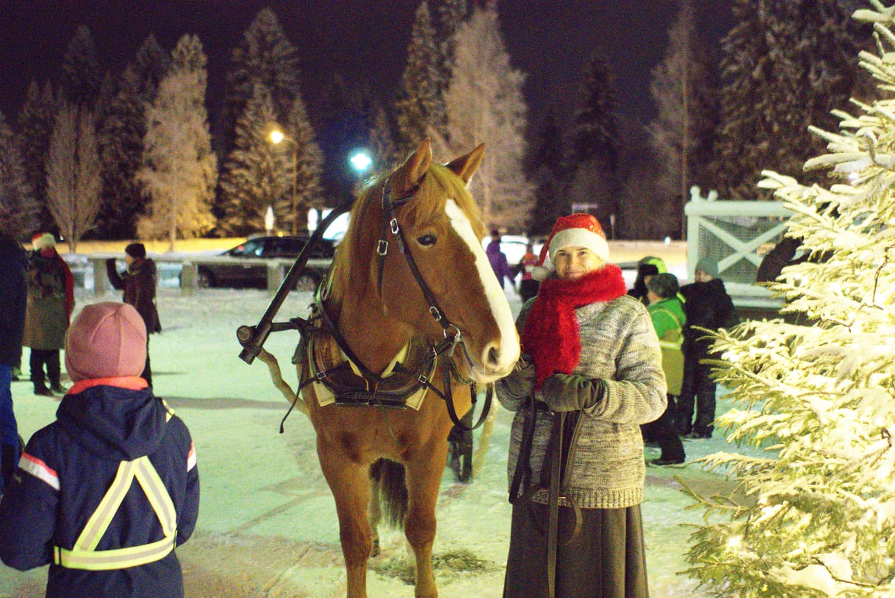 Joulupukin kyyditsijät: Hilma-tamma ja Petra Särkelä.