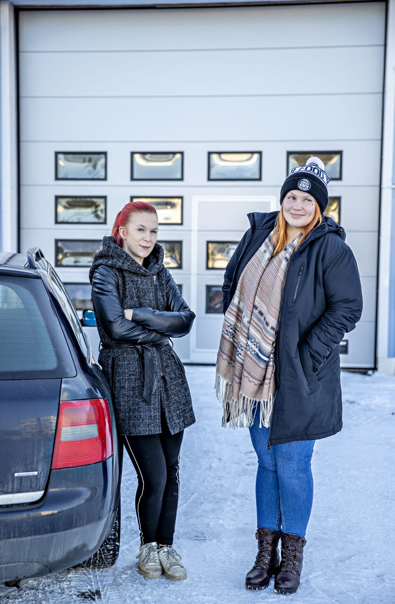 Oulun keräyksen järjestäjät Riitta Jussila ja Taija Ruuskanen tulevan keräyspisteen tilojen edessä. – Voi olla, että tilat käyvät vähän pieniksi. Onneksi lisätilojakin on tarjottu eri yritysten suunnilta, Ruuskanen kertoo.