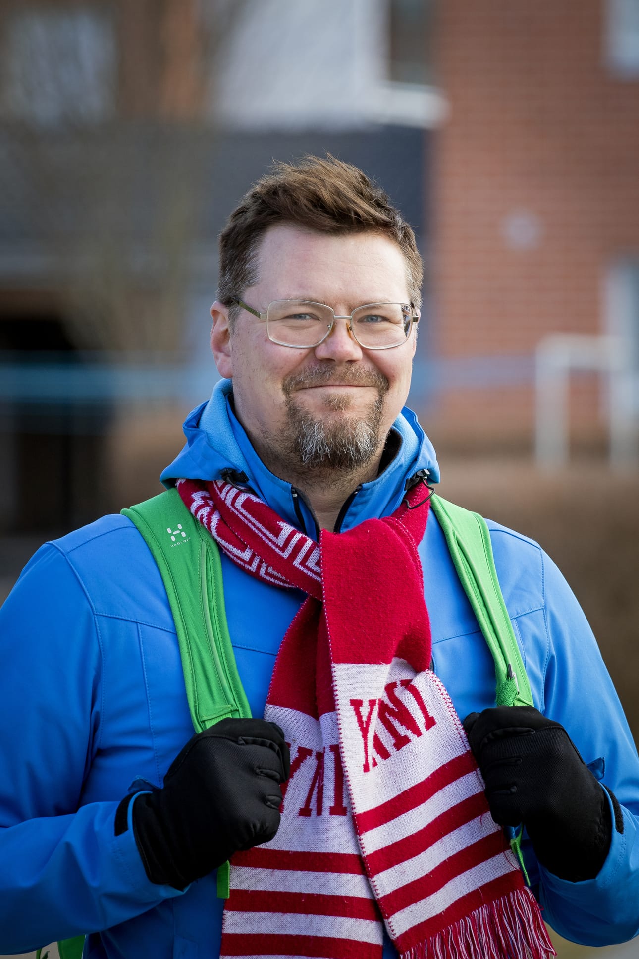 Tuukka Myllymäki aloitti toukokuun alussa Kempeleen seurakunnan viestintäpäällikkönä. Uusi pesti on innostanut miestä päivittäin. Viestinnällisiä suunnitelmia hänellä on paljonkin, mutta ensin hän haluaa rakentaa perustan kuntoon yhdessä seurakunnan muiden työntekijöiden kanssa.
