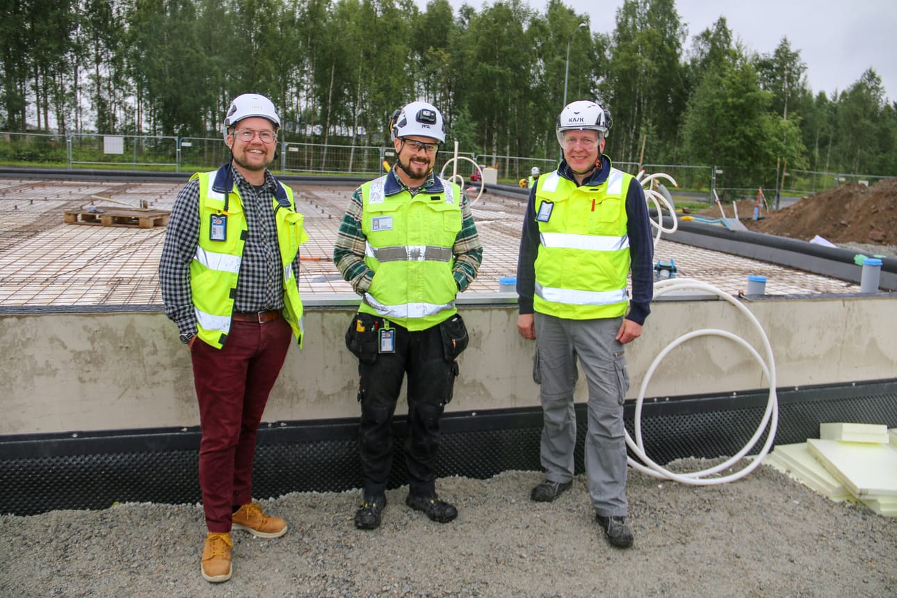 Keminmaan valtakunnansalin työmaalla projektijohdosta vastaavat William Kauppinen (vas.), Toni Kantola ja Pekka Haanpää kertovat, että 250 neliön suuruinen uudisrakennus valmistuu vuodenvaihteessa.