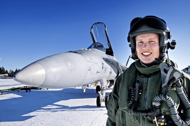 Lapin lennostossa Rovaniemellä palveleva kapteeni Tapio Yli-Nisula on luonut liikesarjat, joihin kuuluu vanhaa ja uutta. Mies on lentänyt F/A-18 Hornet -monitoimihävittäjällä yli tuhat tuntia. KUVA: ILMAVOIMAT