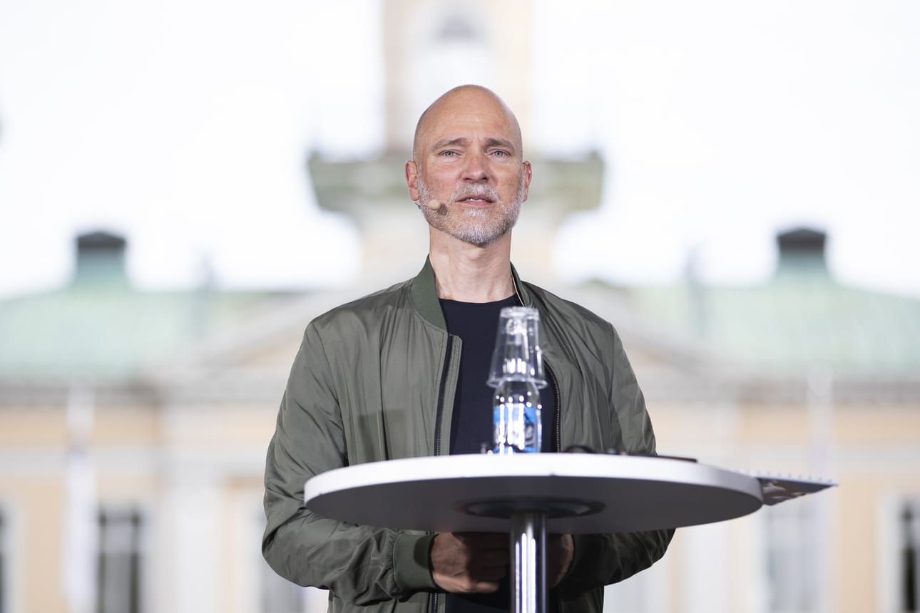 – Vihaista palautetta sain, mutta jos tapaa kasvotusten, ei siinä voi olla vihainen. Kun oikeasti ollaan kontaktissa, ymmärrys tuntuu laajenevan. Mitään sellaista merkittävää uhkausta en saanut, että voisi rehvastella, Louhimies puhui reilun vuoden takaisesta kohusta.