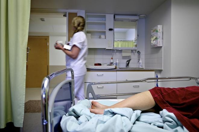Vaasan kaupunginsairaalan osastojen 8 ja 10 sulkemisen myötä osa henkilökunnasta on pelännyt menettävänsä työpaikkansa. Pelko osoittautui turhaksi, mutta toimi Kim Bergin mukaan hyvänä keskustelunavauksena kielivaatimusten tarkentamiselle soteen mentäessä. KUVA: TOMI KOSONEN