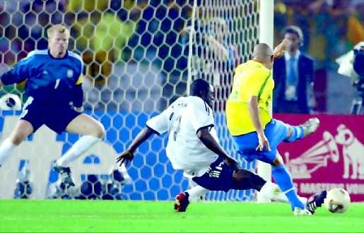 Ronaldon laukaus lähtee kohti alakulmaa. Saksan Gerald Asamoah ja Oliver Kahn eivät ehdi palloon.