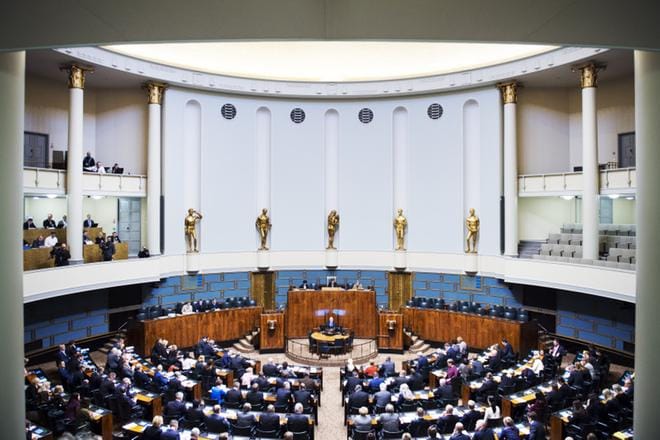 Perussuomalainen eduskuntaryhmä kertoo tiedotteessaan puoltavansa perustuslain muuttamista sekä suosittelee jäsenilleen äänestämistä muutoksen kiireellisyyden puolesta. Kuvituskuva eduskunnasta. KUVA: Emilia Kangasluoma