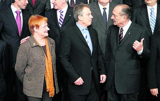 Presidentti Tarja Halonen kuunteli sivusta kun Ranskan presidentti Jacques Chirac (oik.) keskusteli Iso-britannian pääministerin Tony Blairin kanssa ennen EU-johtajien perhekuvausta.