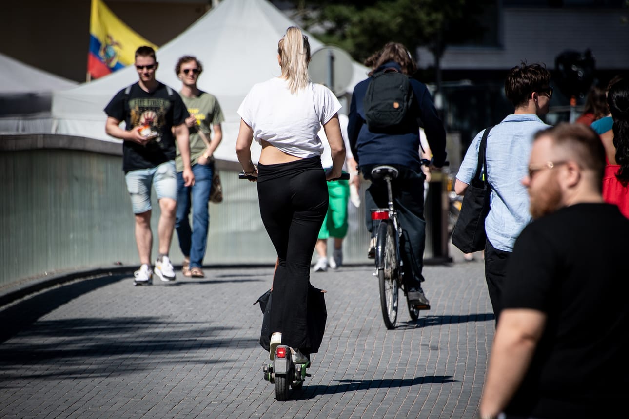 Sähköpotkulaudoissa ei useinkaan ole soittokelloa, minkä vuoksi niiden lähestymistä takaapäin on vaikea huomata. Pyöräilijän kannattaakin aina jättää rinnalleen tarpeeksi tilaa ohittamiseen. Kuva: Jane Iltanen
