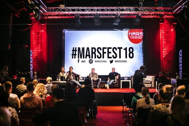 Mitä musiikkibisnes ja urheilubisnes voisivat oppia toisiltaan? Tästä Marsfestissa keskusteltiin eilen. Panelisteina olivat Harri Vilkuna, Porispere ja Ässät, Jouni Loponen, Oulun Qstock ja Kärpät sekä Teemu Virtanen (oik.), Seinäjoen jalkapallokerho. Keskustelua ohjasi Mari Hatakka (vas.). KUVA. KRISTA LUOMA