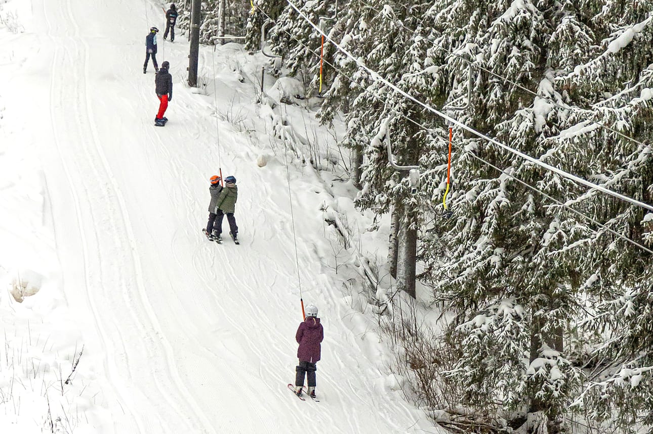 Soinin Vuorenmaassa vuonna 2022 oli hiihtolomalla vilskettä. Nyt hissi on pysähtynyt, koska uutta yrittäjää ei ole löytynyt.