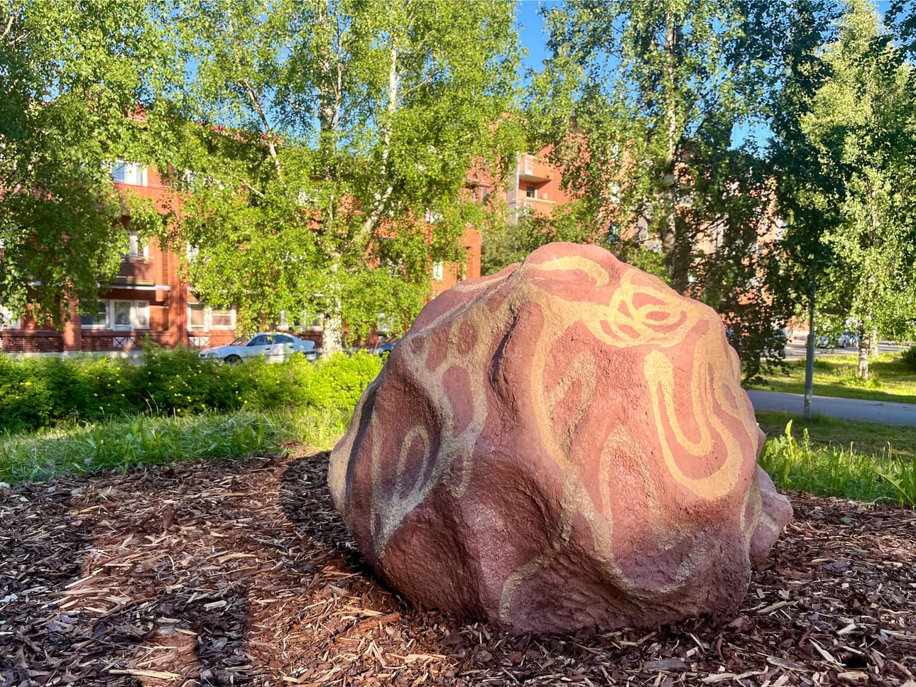 Yksi Pesäkön osista ilta-auringossa.
