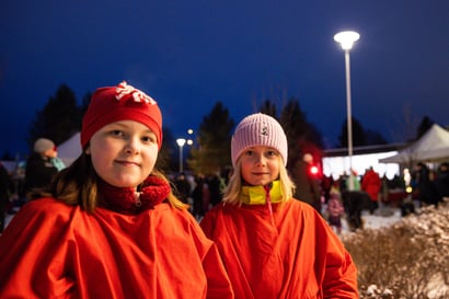Joulunaika käynnistyi Kuusamossa – Kuusamotalon joulunavauksessa tanssittiin, nautittiin herkuista ja palkittiin jäljenjättäjä, katso kuvat