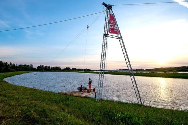 Tanelinlammelle kohoava kaapelihiihtorata vie vain pienen osan alueesta. Kun rata ei ole käytössä, alue on kaikkien käytettävissä. Kuva on radan toimitajan, Wakestationin, toisesta kohteesta. Kuva Wakestation