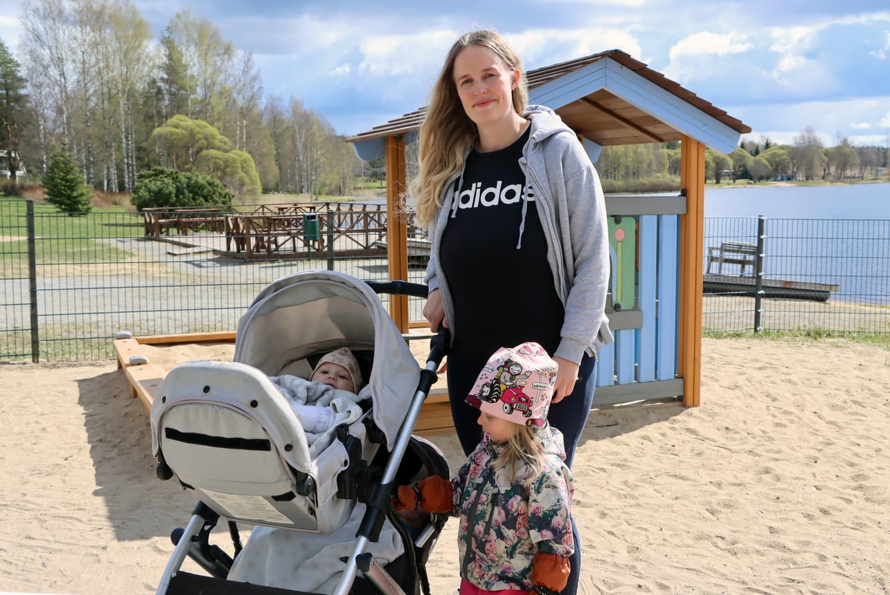 Salla Mattila nautti aurinkoisesta kevätpäivästä yhdessä parivuotiaan tyttärensä Meerin ja viisikuukautisten kaksospoikiensa kanssa.