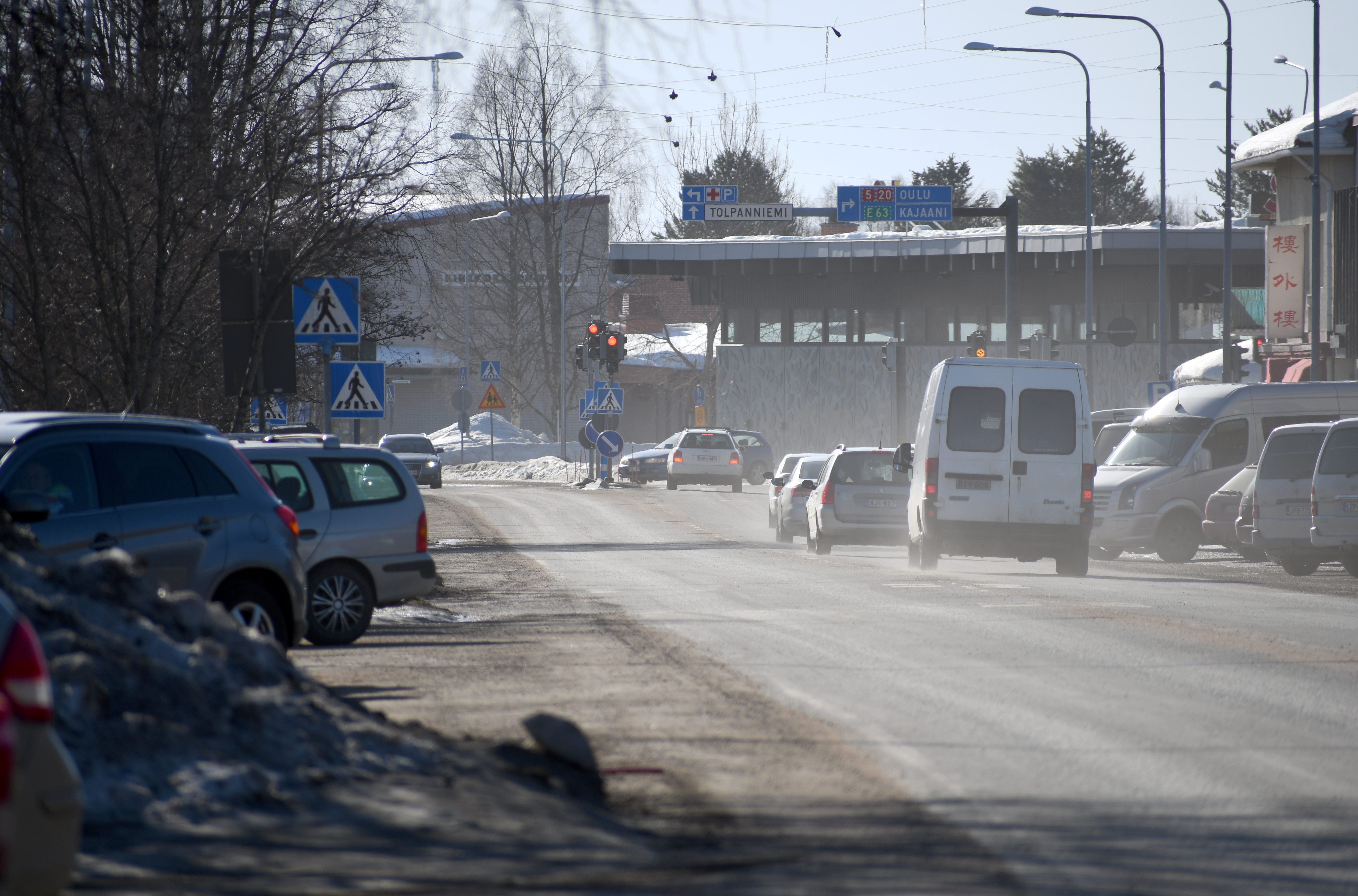 "Ikiliikkujahomma ei oikein sovi näihin meidän töihin" – Pölisevien teiden puhdistaminen aloitetaan säiden mukaan