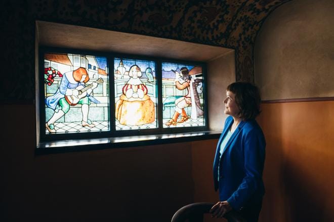 Keskiajan kaihoa henkivä Hvitträskin ateljeelinna Kirkkonummella on oiva paikka eläytyä ihmesatujen historiaan. Satu Apo tutkiskelee Olga Gummerus-Ehrströmin vuonna 1905 suunnittelemaa lasimaalausta.