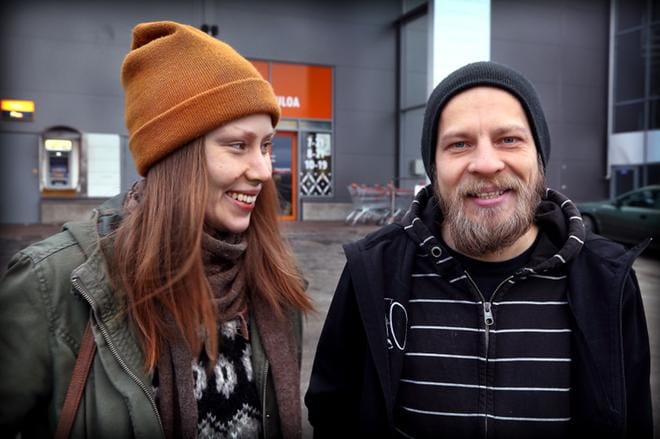 Vuoden Jalasjärvellä asuneet Jusa Aro ja Pauliina Kaivo-oja tietävät, että kaikki jalasjärveläiset eivät ole tyytyväisiä oloonsa Kurikan kanssa. Asia kuitenkin kärjistyy netissä tavallista elämää kiihkeämmäksi. KUVA: JOUKO HÄNNINEN