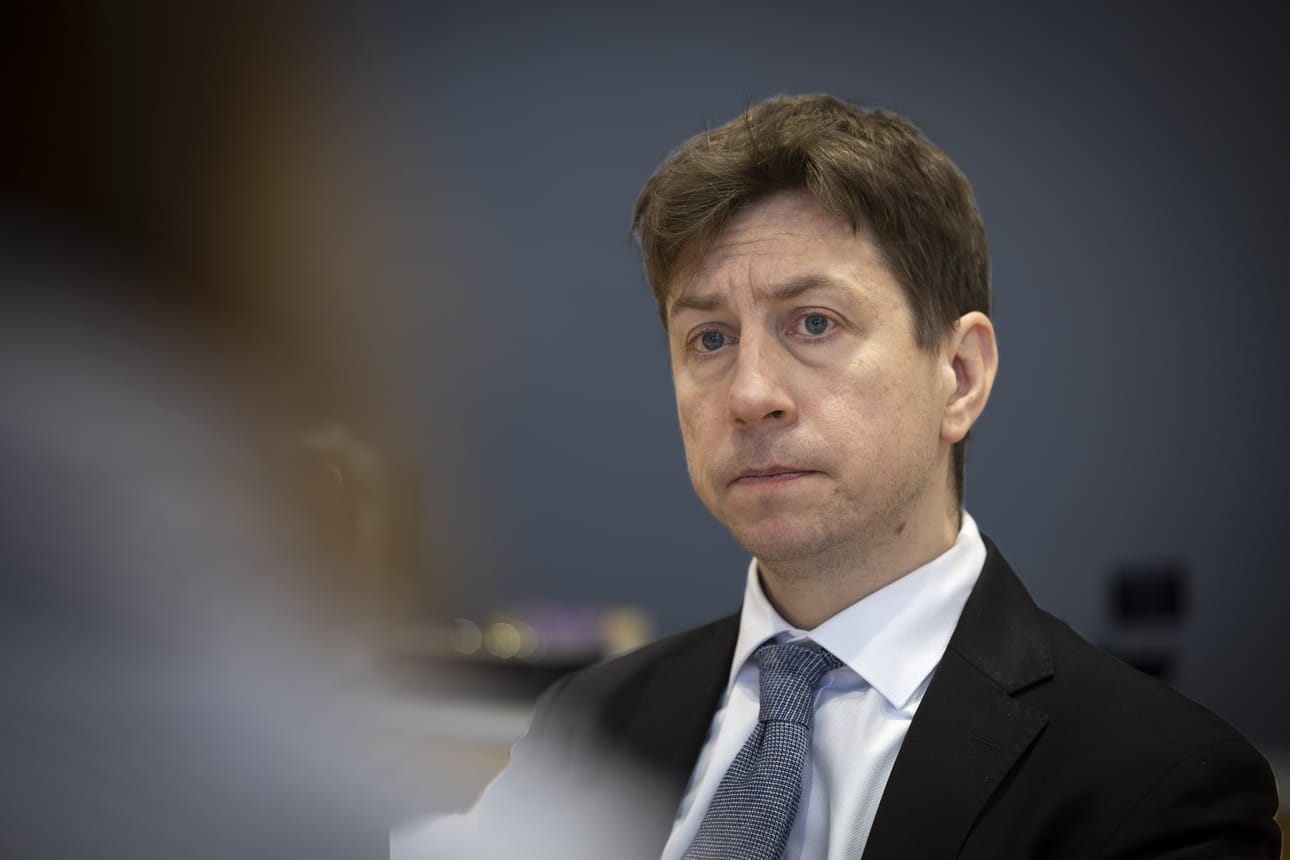 Yhdysvaltain presidentin tulliaikeet ja muu maailmanpolitiikan myllerrys saivat elinkeinoministeri Sakari Puiston (ps.) ilmeen vakavaksi. Toisaalta esimerkiksi Seinäjoen seudun isot investoinnit keräsivät kehuja ministeriltä.