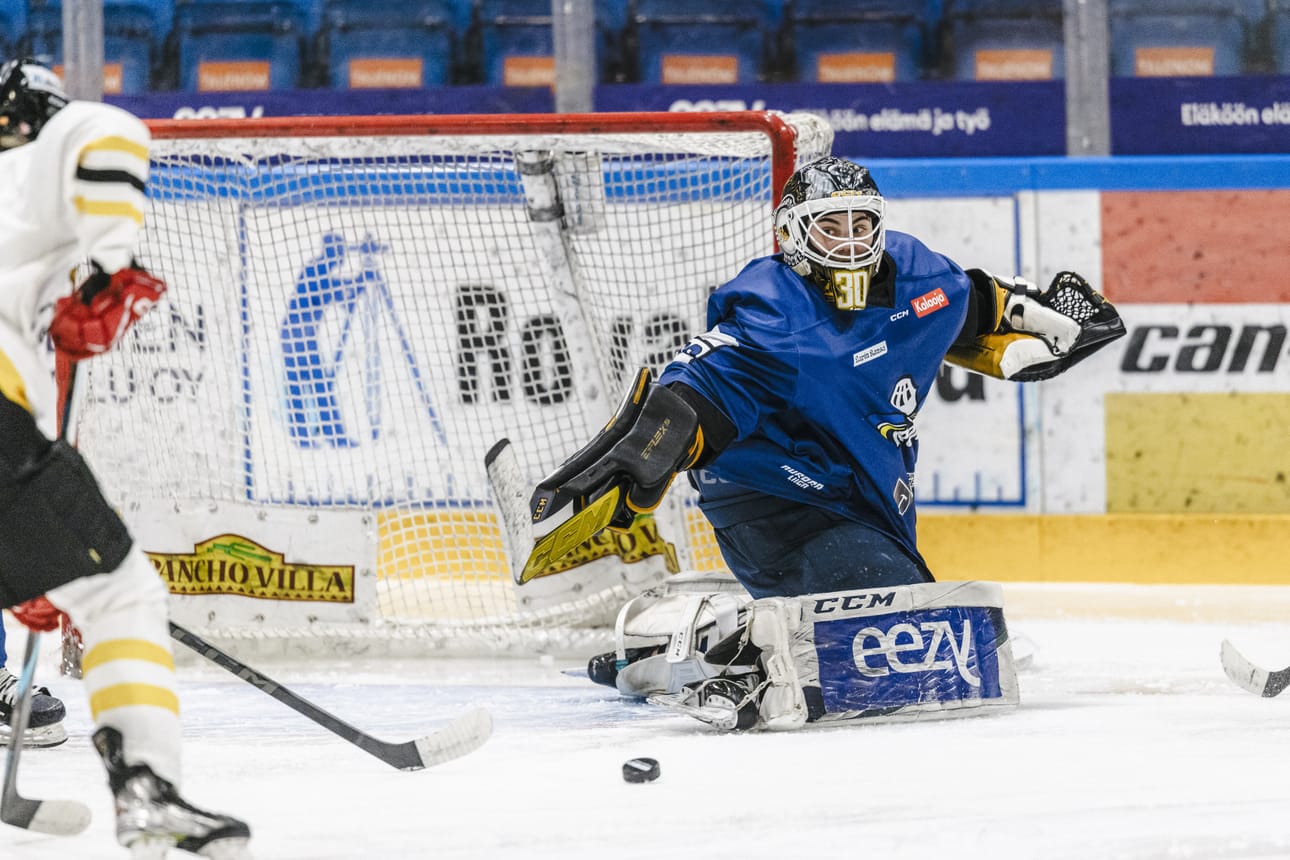 Kärpät rökitti RoKin 10–1. Alexandra Väyrynen torjui 50 minuutissa 51 kertaa ennen maalivahdin vaihtoa tilanteessa 8–1.