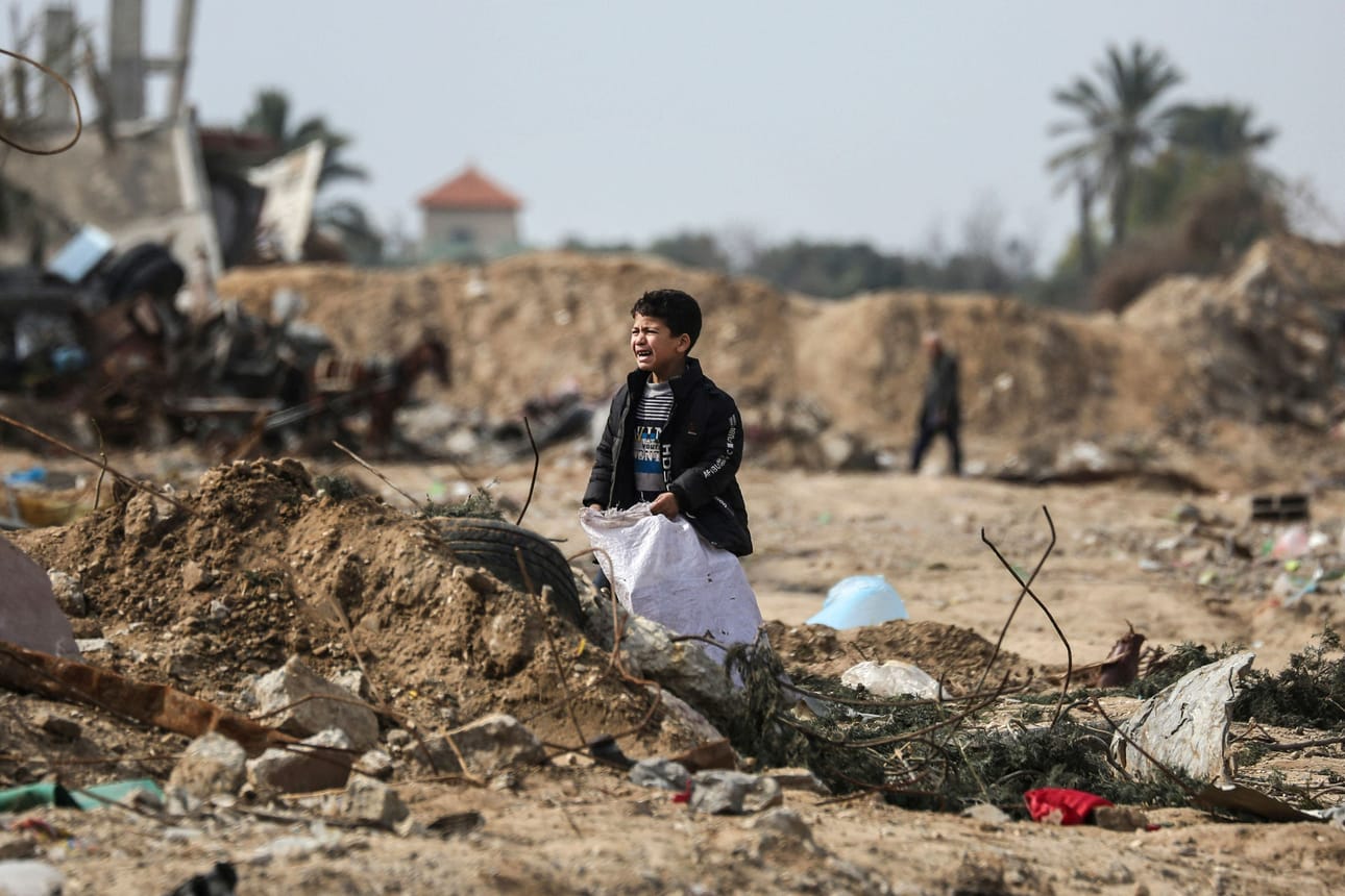 Palestiinalainen poika kuvattiin Israelin pommitusten osin tuhoamalla pakolaisleirillä Gazan kaistalla tiistaina 27. helmikuuta.