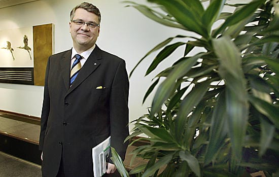 Hyvät näkymät. UPM:n toimitusjohtajan Jussi Pesosen mukaan aikakauslehtipaperin hintoja voidaan nostaa, koska mainonnan kasvu lisää paperin kysyntää.