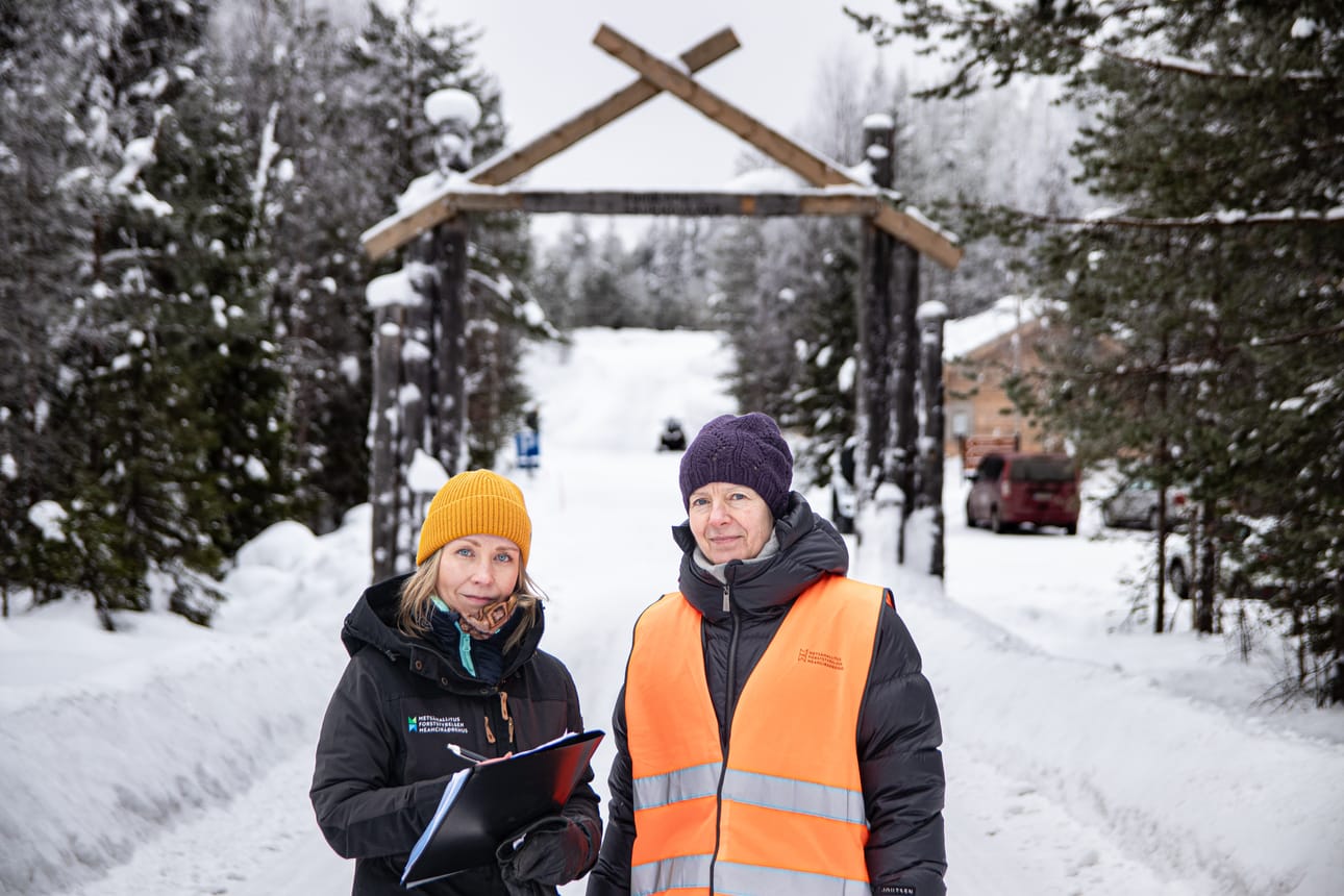 Rovaniemeläinen Katja Blomberg ja helsinkiläinen Leena Yli-Piipari Metsähallitukselta myyvät yrityksille lupia, joita ilman turisteja ei voi viedä Korouomaan ja muihin luontokohteisiin.