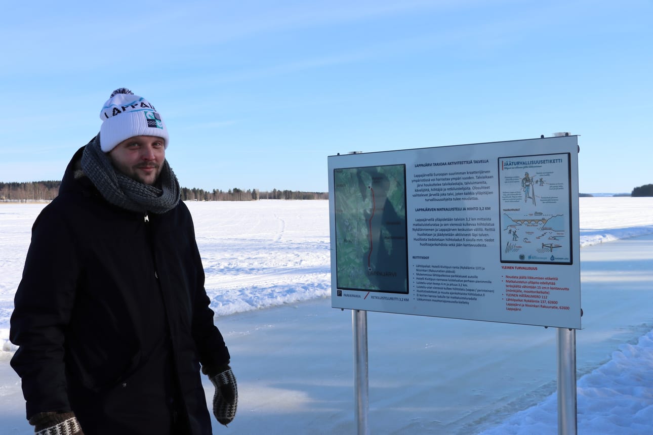 Reitin tiedot löytyvät molemmissa päissä olevilta tauluilta. Reitin kunnon ja huoltopäivät voi tarkistaa myös hiihtoladut.fi -palvelusta, Anssi Kuusela kertoo.