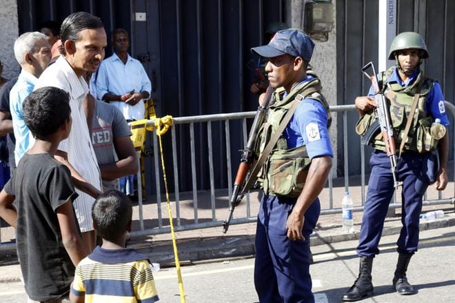 Sri Lankan ulkonaliikkumiskielto päättyi aikaisin maanantaiaamuna, mutta poliisi kontrolloi yhä laajoja alueita pääkaupunki Colombossa. KUVA: M.A. PUSHPA KUMARA / EPA