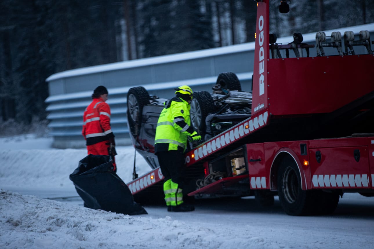 Henkilöauto oli pyörähtänyt katolleen Lintulan rampilla.