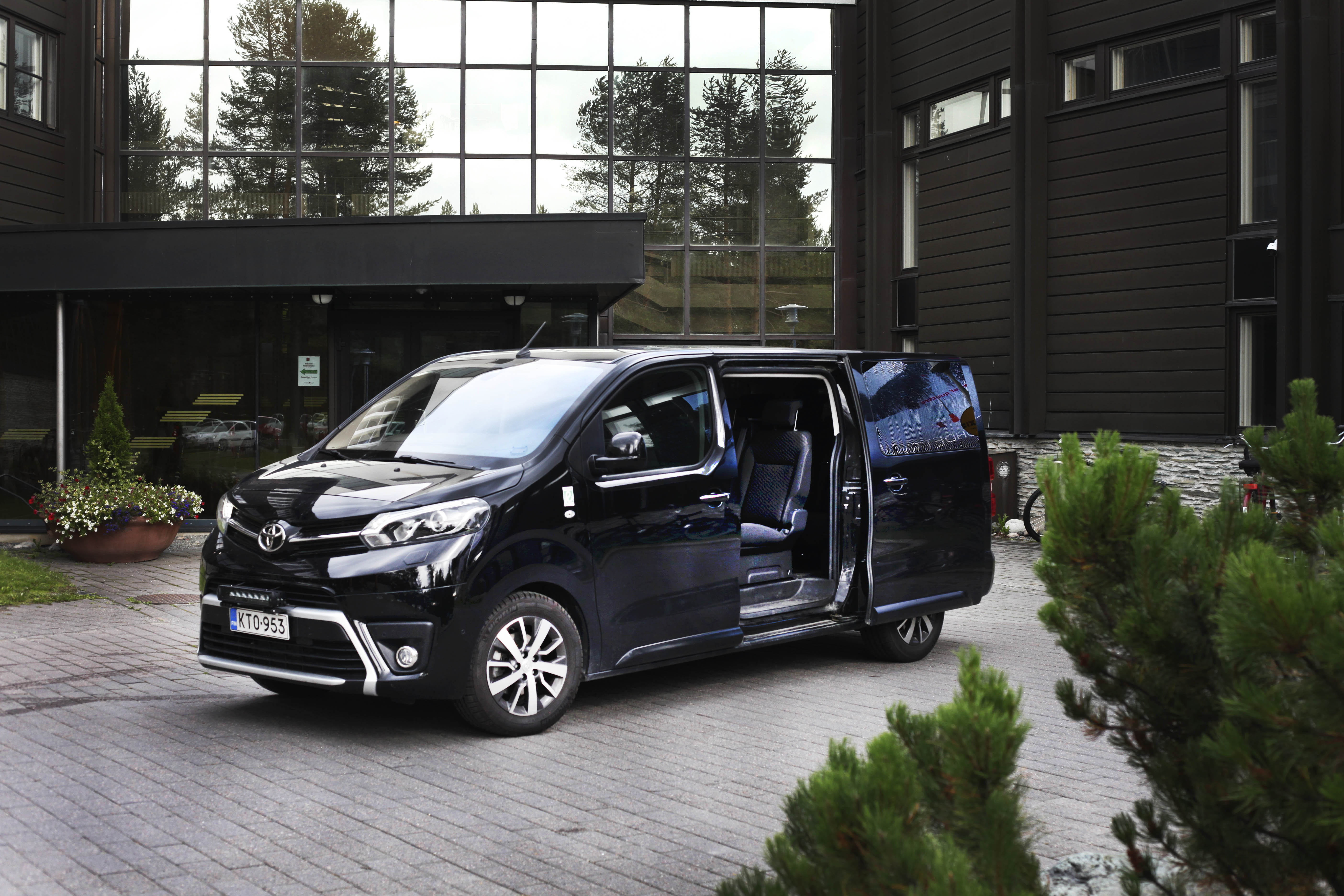 Toyota Proacen kyytiin mahtuu isompikin porukka.
