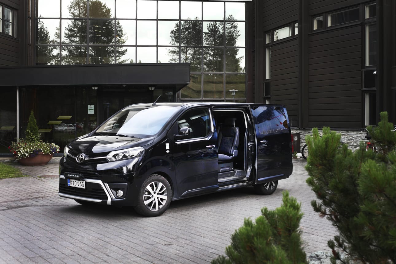 Toyota Proacen kyytiin mahtuu isompikin porukka.