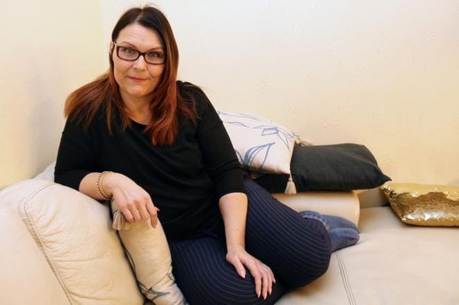 Maria Haanpää vakuuttaa jatkavansa kampaajana, vaikka pätevöityy seksuaaliterapeutiksi. KUVA: ANU NAHKALA